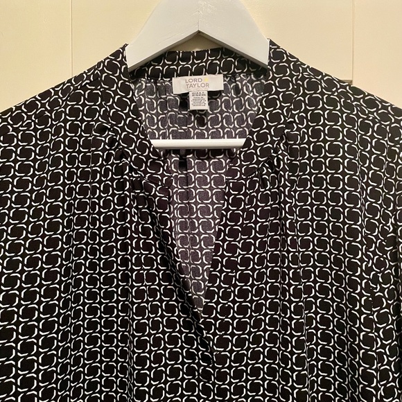 Lord & Taylor Black & White Pattern V Neck Blouse Size XL - Picture 2 of 4